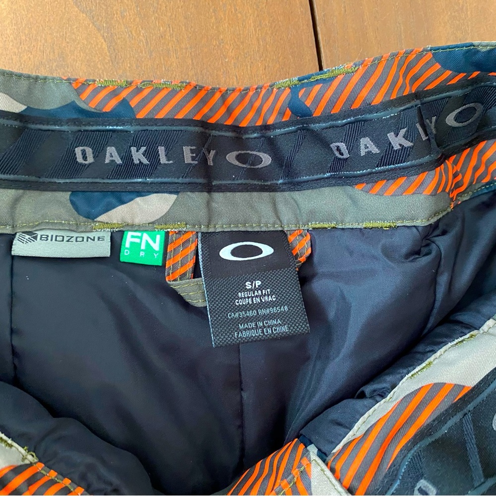 Worn ONCE Men’s Unisex OAKLEY Biozone Ski Snowpants Sz SMALL Green Blue CAMO